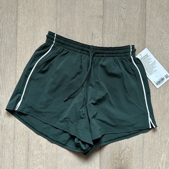 NWT lightweight high rise relaxed short 3" long liner legacy green/white size 4